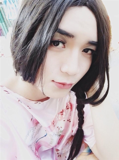 Chàng trai sinh năm 1990 được nhiều người mến mộ không chỉ bởi tài năng, phong cách mà còn bởi những màn giả gái cực xinh.