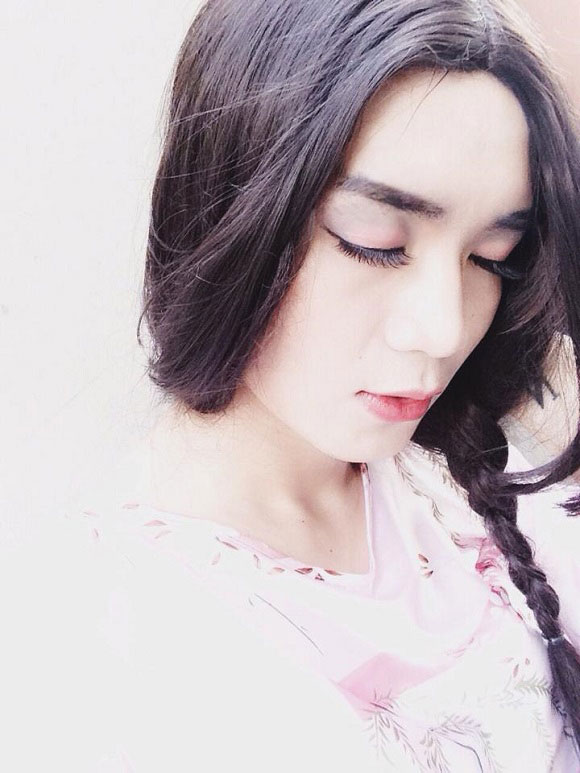 Trong nhiều vai diễn, BB Trần không ngần ngại thể hiện mình qua những màn giả gái lúc dịu dàng, lúc đanh đá, kiêu sa.