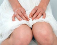 Nguy hiểm chết người phụ nữ dùng giấy vệ sinh khi đi tiểu