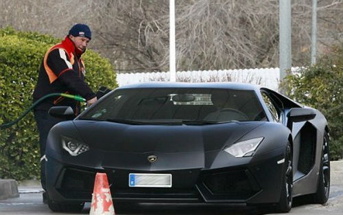 Lamborghini Aventador khiến Ronaldo tốn khoảng 285 nghìn bảng. Chiếc siêu xe này đạt vận tốc từ 0 đến 100km/h trong vòng 2,9s và có thể chạy với tốc độ 349km/h.