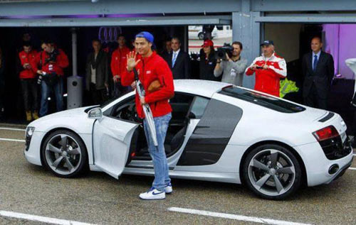 Siêu xe Audi R8 5.2 FSI được hãng xe Audi tặng cho Ronaldo và các cầu thủ của Real Madrid.