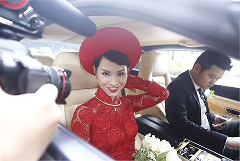 Hình ảnh Trà My rạng rỡ bên chồng trên chiếc xe siêu sang trong ngày cưới.