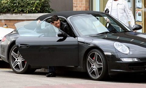 Năm 2009, CR7 đưa về garage chiếc Porsche 911 Carrera 2S Cabriolet có giá 101 nghìn USD.