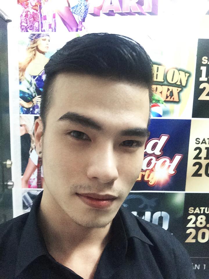 Kenny Sang vừa đang tải một bức hình và nhận xét về bản thân: "Mặt ác quá, nhìn ít ai có thiện cảm lần đầu gặp, nhưng thật sự thì tiếp xúc lâu sẽ thấy sống rất tình cảm".