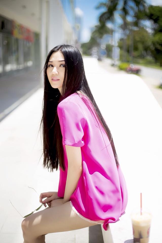 Người đẹp Khánh My đẹp dịu dàng và đang chờ đợi điều gì đó. Cô chia sẻ: "Đợi chờ là Hạnh Phúc...vì thế Tôi sẽ đợi Người".