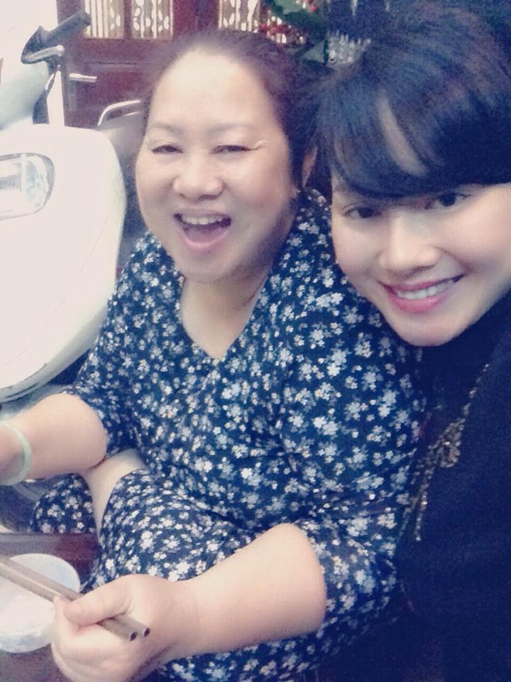 Ca sỹ Thu Phượng (vợ cũ MC Thành Trung) tạo dáng đáng yêu bên mẹ. Có lẽ bức ảnh rất phù hợp với câu "Con dù lớn vẫn là con của mẹ".