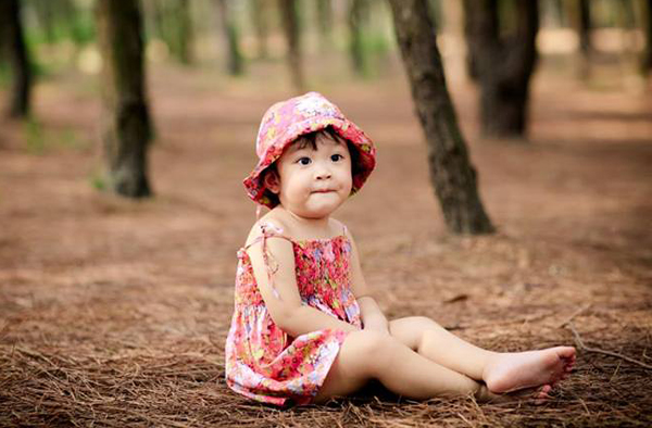 Bé Sumo, công chúa đầu lòng của vợ chồng MC ‘Rung chuông vàng’ có gương mặt đáng yêu và style ăn mặc sành điệu.