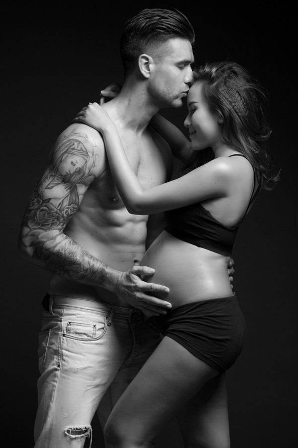 DJ Myno cũng tự tin ăn mặc gợi cảm để thực hiện bộ ảnh sexy bên chàng cầu thủ người Hà Lan với niềm hạnh phúc vô bờ bến vì sắp chào đón con trai đầu lòng.