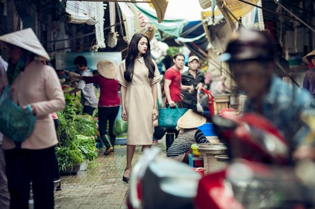 Rất nhiều người đã nhận ra cô ca sĩ chuyển giới nổi tiếng và xin chữ ký.