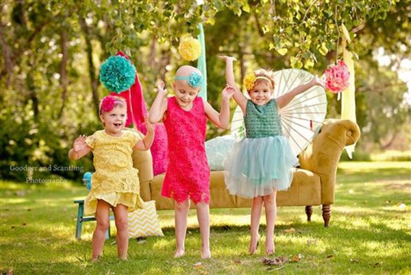 “So với bộ ảnh lần trước, các góc máy rất khác biệt. Các con chúng tôi lần này tràn ngập tiếng cười và hy vọng”. Mẹ của Ainsley cho biết.