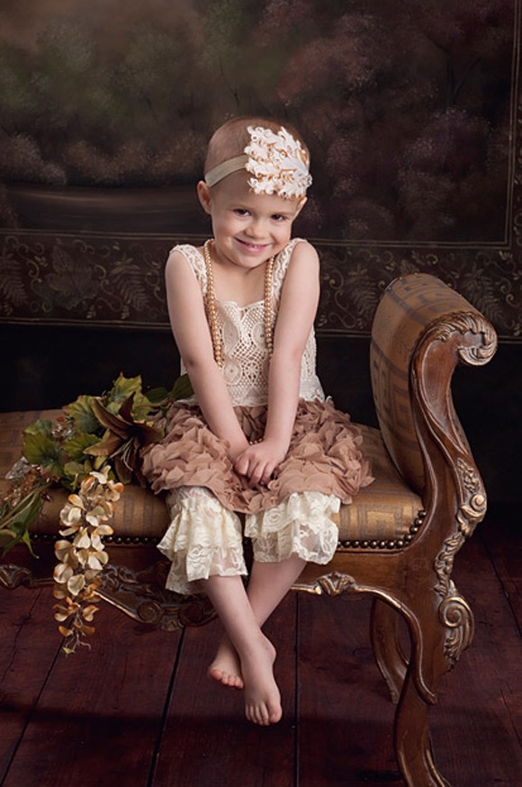 Ainsley Peters 4 tuổi bị chẩn đoán ung thư máu hồi tháng 8/2013. Các bác sĩ thậm chí phải đặt cô bé vào tình trạng hôn mê 10 ngày để điều trị.