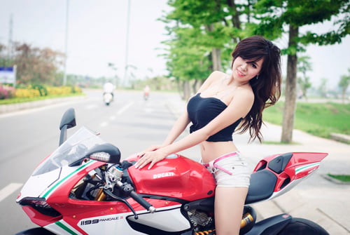 Đường cong gợi cảm bên xế yêu.