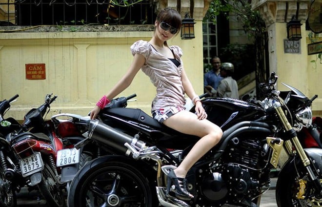 Hot girl Huyền Lizzie khỏe khoắn bên chiếc xe Triumph 1050cc.