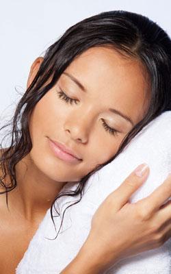 Không lau khô tóc khi đi ngủ.Buổi tối sau khi gội đầu xong, thường bạn sẽ có cảm giác thư thái, thậm chí muốn đi ngủ luôn? Tuy nhiên, đây cũng là thời điểm mà lớp biểu bì nở rộng, rất yếu, dễ khiến tóc bị khô xơ, tốt nhất bạn không nên cọ xát nhiều bằng cách đi ngủ luôn.