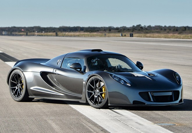 Hennessey Venom GT đã vượt qua dòng xe Bugatti Veyron Super Sport để đạt danh hiệu mẫu xe nhanh nhất hành tinh, với vận tốc tối đa lên đến 432 km/h. Chỉ có 3 chiếc ra đời với mức giá 1,25 triệu USD tại Mỹ.