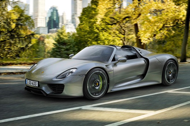 Sức mạnh 918 Spyder đến từ động cơ V8 dung tích 4,6 lít, công suất 608 mã lực, đặt giữa cùng mô tơ điện. Giá tại thời điểm này là 930.000 USD. Ngoài ra, người mua có thể đặt nhà sản xuất trang trí chiếc Porsche 918 Spyder theo ý mình với 1,17 triệu USD.