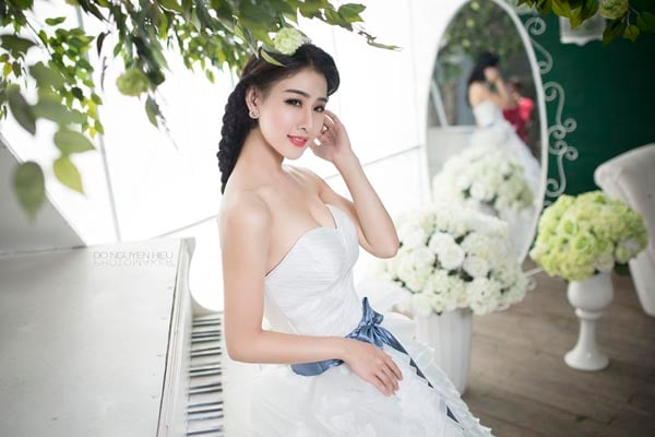 Cô dâu đẹp tinh khôi trong chiếc váy cưới màu trắng.