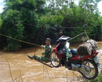 Cận cảnh người dân vượt sông... như diễn xiếc