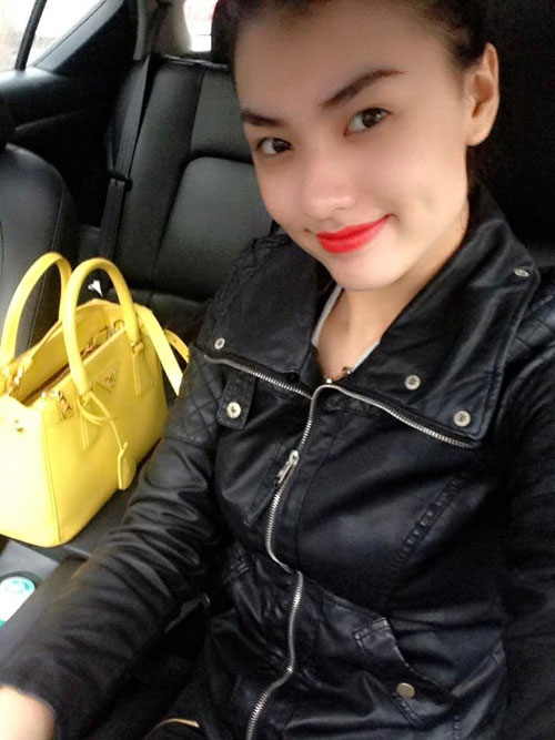 Cô nàng cũng rất thích chụp ảnh "tự sướng" trong xe của mình.