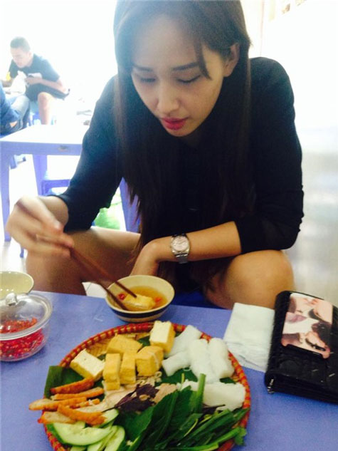 Mai Phương Thúy ăn bún đậu vỉa hè.