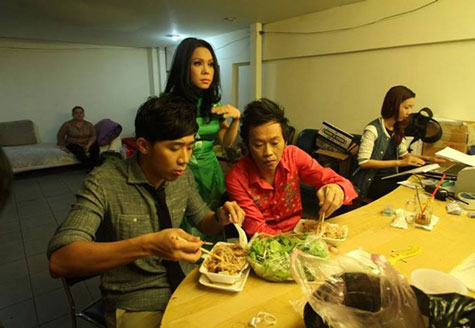 Các sao tranh thủ ăn giữa giờ diễn.