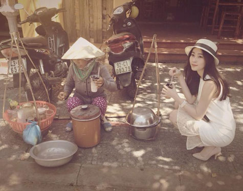 Hoa hậu Đặng Thu Thảo ăn chè vỉa hè ở Hội An.