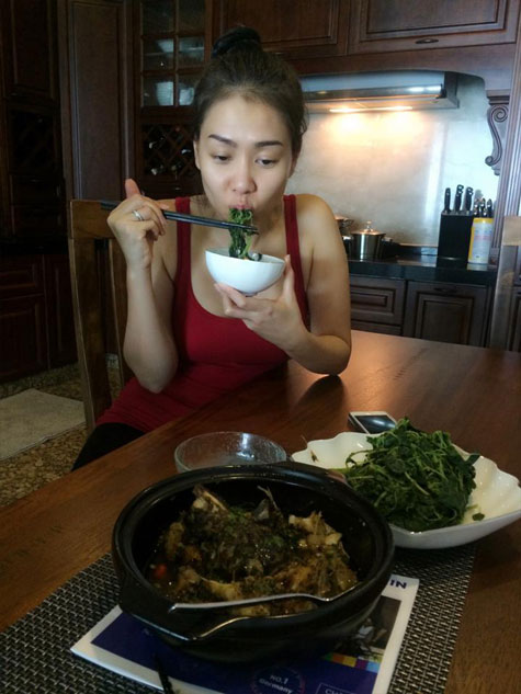 Thu Minh cũng khoe bữa ăn đạm bạc trên trang cá nhân.