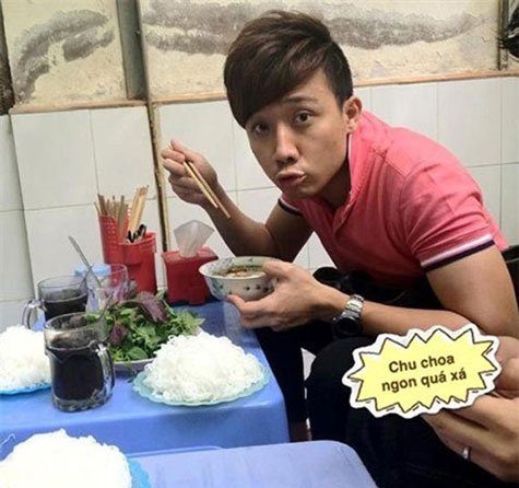 Trấn Thành tạo dáng xì tin ăn bún chả.
