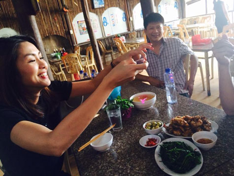 Tăng Thanh Hà tươi cười chụp lại bữa ăn giản đơn.
