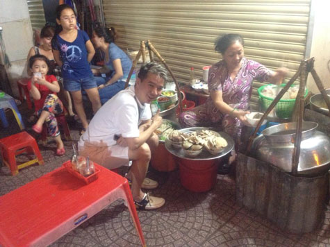 Mr Đàm là fan ruột của đồ ăn đường phố.