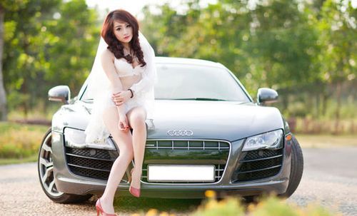 Cô từng dẫn chương trình cho một đài truyền hình nhưng có ngoại hình đẹp và gương mặt ăn ảnh nên người đẹp kiêm luôn nghề mẫu ảnh.