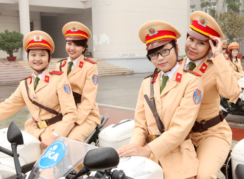 Các cô gái "liễu yếu đào tơ" trở nên mạnh mẽ khi ngồi trên những chiếc xe phân phối lớn.