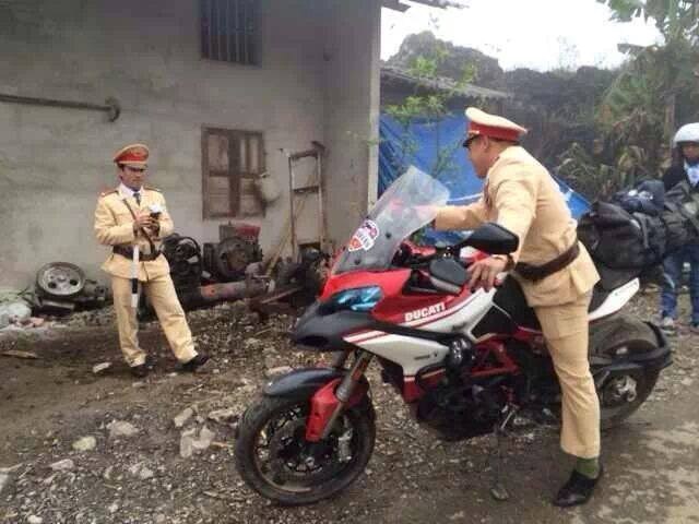 Một chiến sĩ CSGT thích thú bên chiếc Ducati.