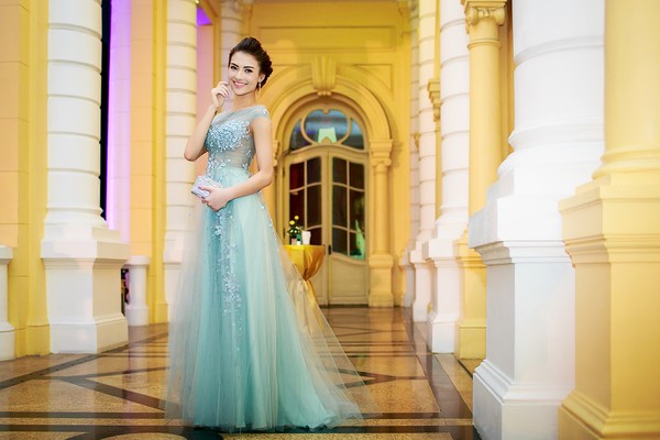 Chân dài Hồng Quế lại lộng lẫy như công chúa.