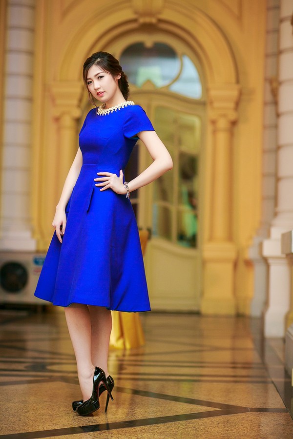 Á hậu Tú Anh xinh xắn với đầm xanh cobalt.