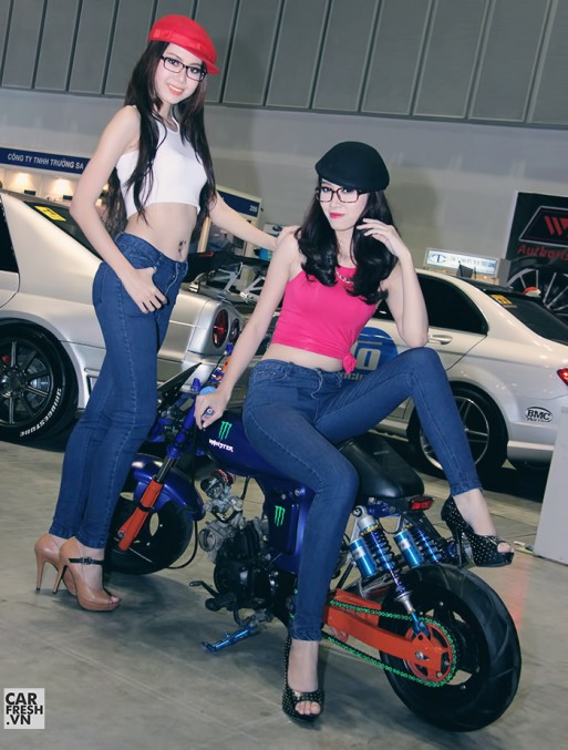 Hai người đẹp tạo dáng nóng bỏng bên siêu xe khiến nhiều người ngây ngất.