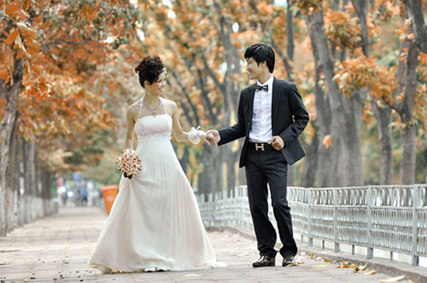 Vẻ đẹp của mùa thu hà nội thu hút rất nhiều những đôi trai gái về đây chụp ảnh cưới.