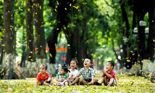 Trẻ em vui đùa dưới chiều thu mát mẻ.