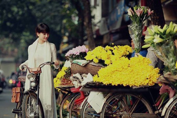 Bức ảnh tuyệt đẹp của thiếu nữ mặc áo dài thướt tha.