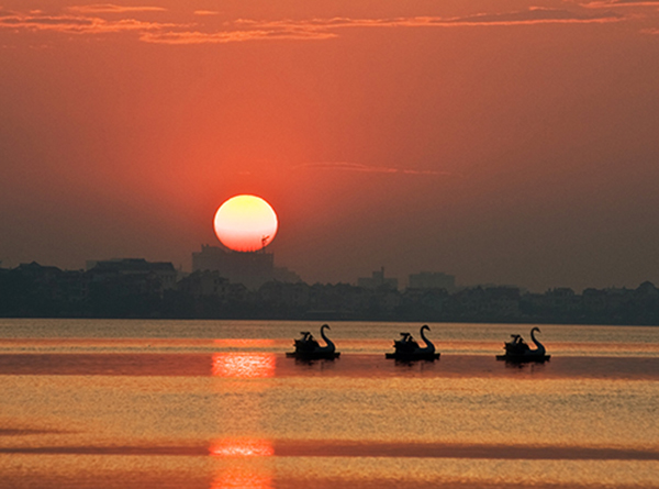 Chiều hoàng hôn đạp vịt trên hồ tây.