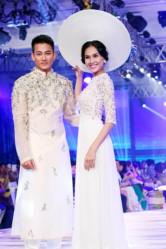 Cô làm sáng bừng sàn catwalk với bộ áo dài trắng tinh khôi và những bước chân tha thướt, dù chiếc mấn trên đầu nặng tới vài ki-lô-mét.
