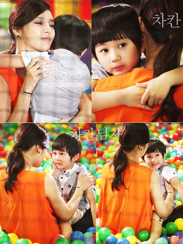 Dù Han Jae Hee (Park Shi Yeon) trong Nice Guy là một kẻ hám tiền, ích kỷ nhưng cô nàng vẫn rất yêu thương con trai.