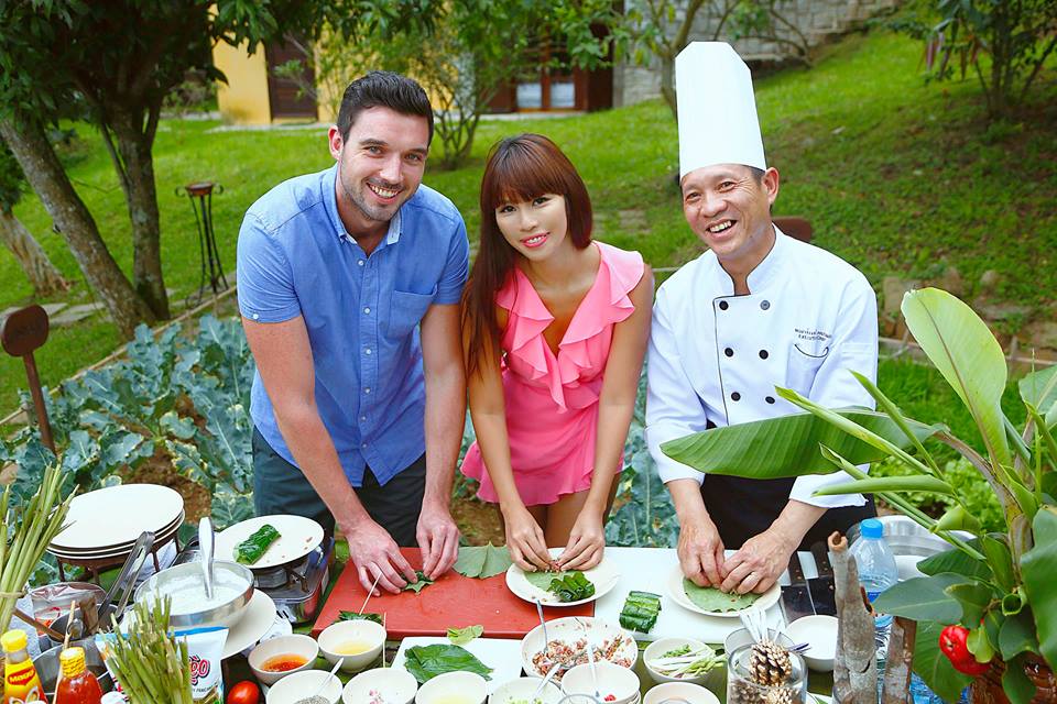 Hà Anh đưa bạn trai Tây đi học làm chả lá lốt.