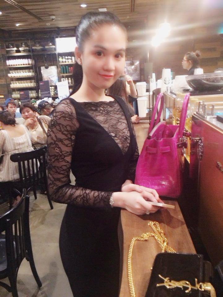 Ngọc Trinh mang túi tiền tỉ đi chơi.