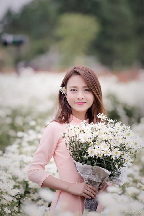 Nhan sắc của cô ngày một rực rỡ và phát triển tỉ lệ thuận theo tài năng.