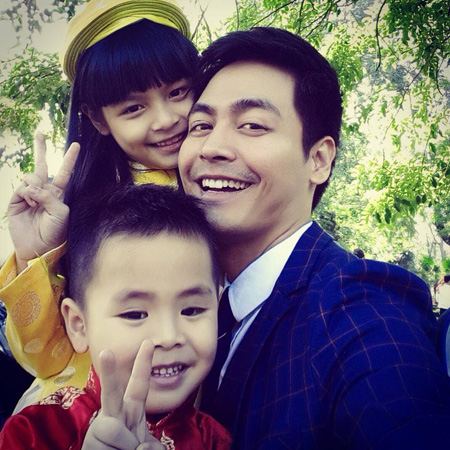 Bảo Minh (con trai thứ hai) thì hiền lành, hay cười giống mẹ. Bé hay gần gũi bà nội nên chững chạc, tự lập, bản lĩnh từ nhỏ.