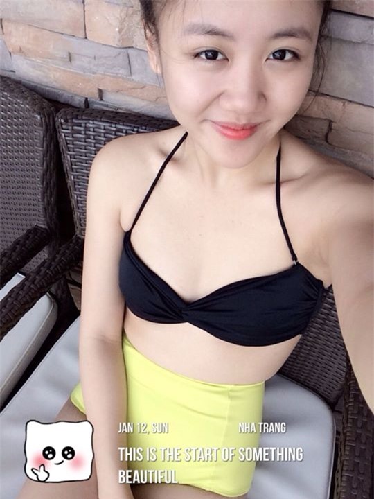 Văn Mai Hương không ngại khoe vòng một lép.