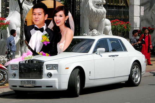 Chiếc Rolls-Royce Phantom trị giá 25 tỷ đồng trong Quatrian shbet hiện đang mở MC Quỳnh Chi với chú rể Trần Văn Chương.