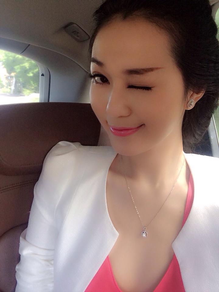Chân dài thường nhắm mắt, chu môi...tạo dáng rất "teen".