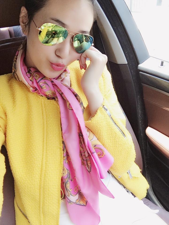 Dường như cô nàng rất thích tạo dáng trong se sang.